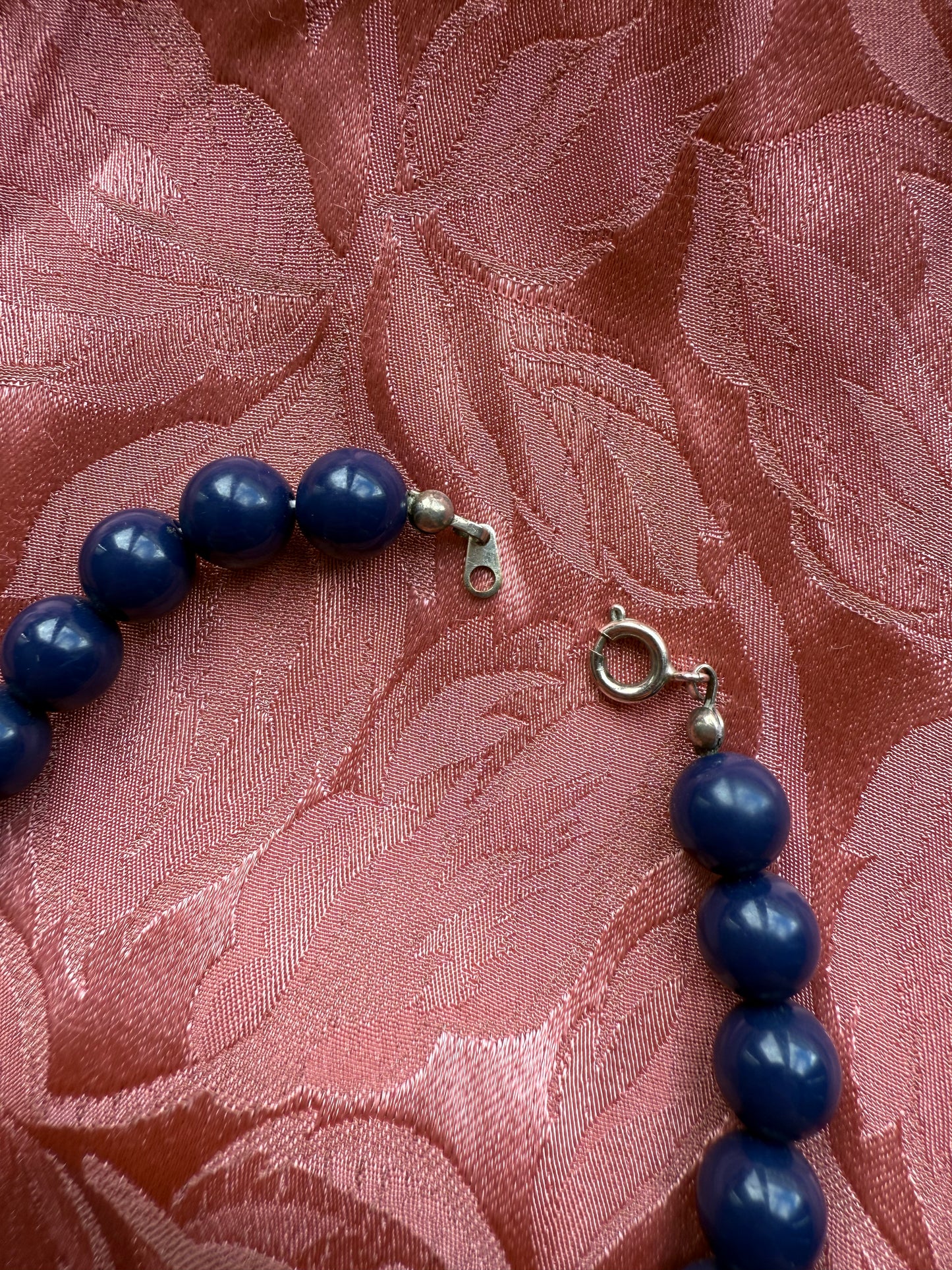 Collier vintage perles rondes bleu foncé