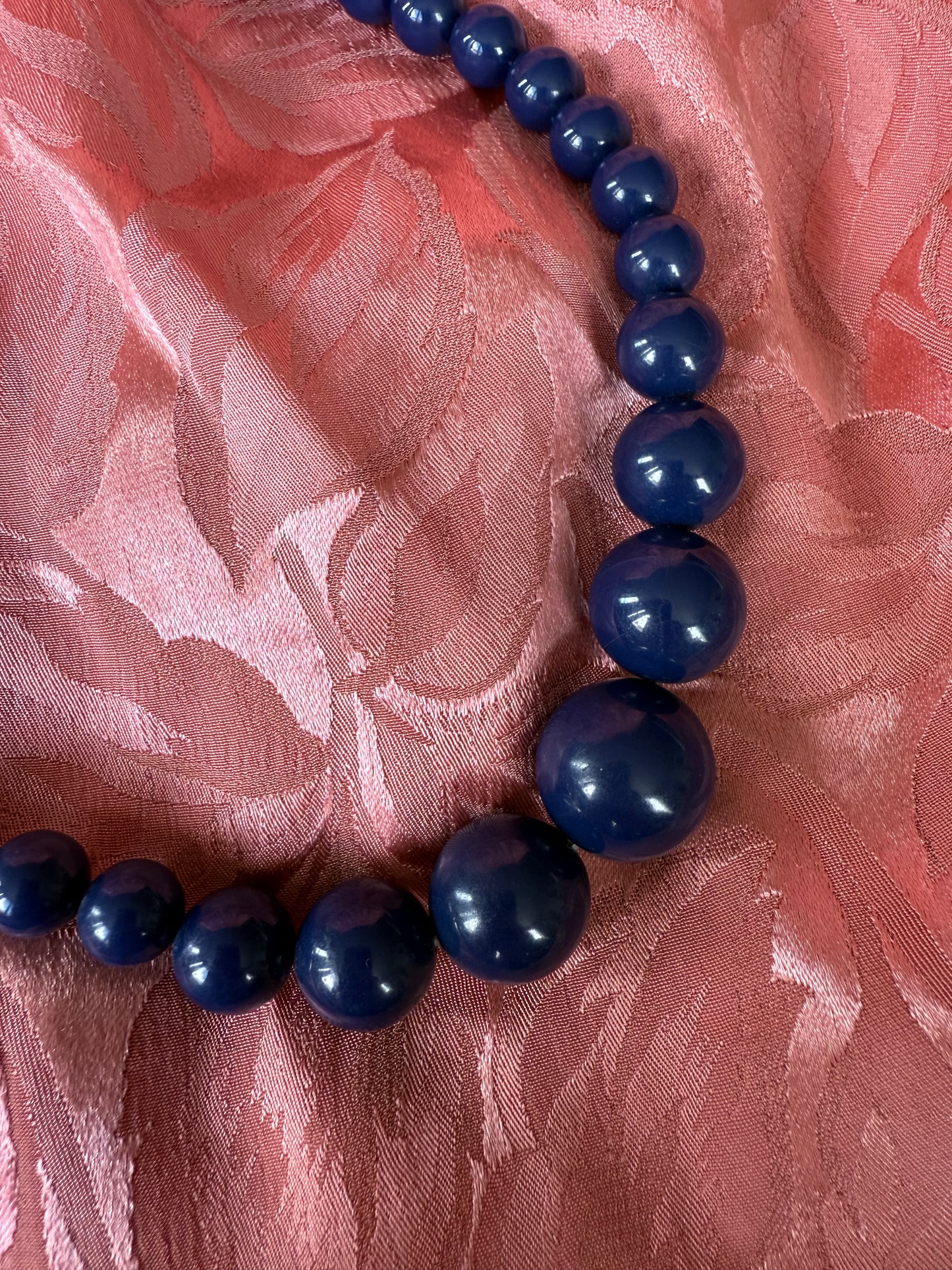 Collier vintage perles rondes bleu foncé