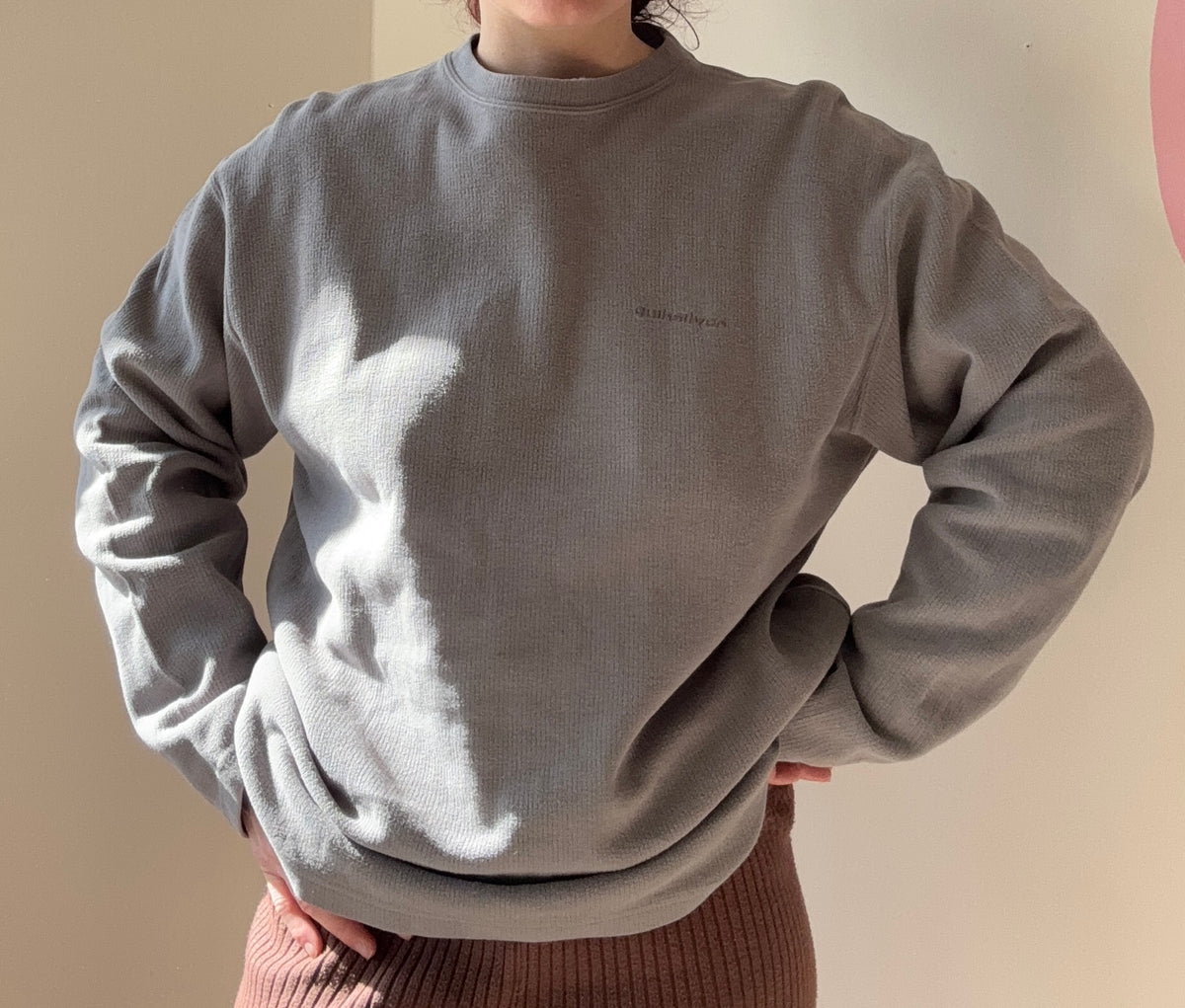 Pull gris Quiksilver avec logo dans le dos T.M