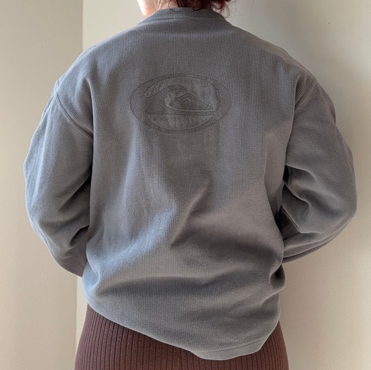 Pull gris Quiksilver avec logo dans le dos T.M