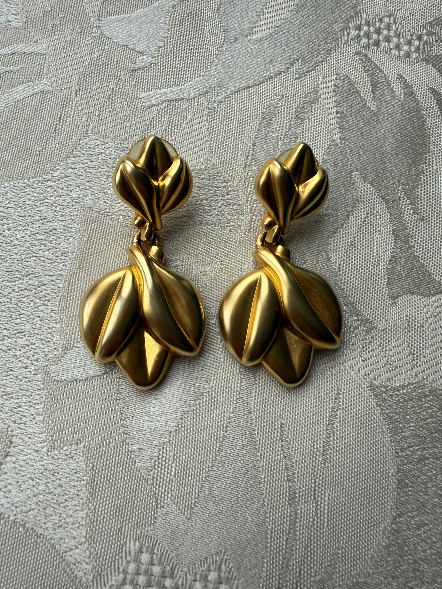 Boucles d’oreilles vintage dorées pendantes feuilles sculpturales années 80