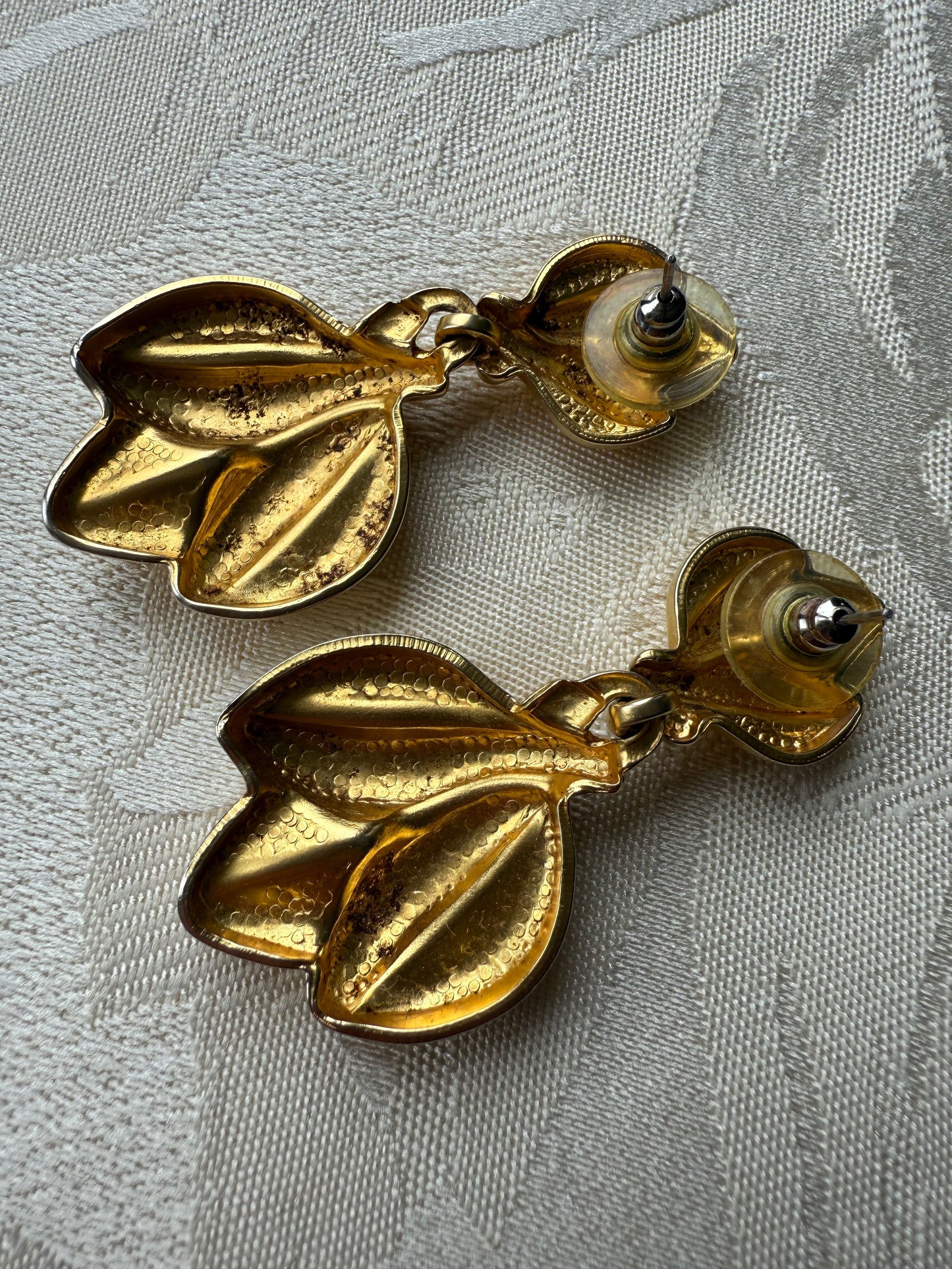 Boucles d’oreilles vintage dorées pendantes feuilles sculpturales années 80