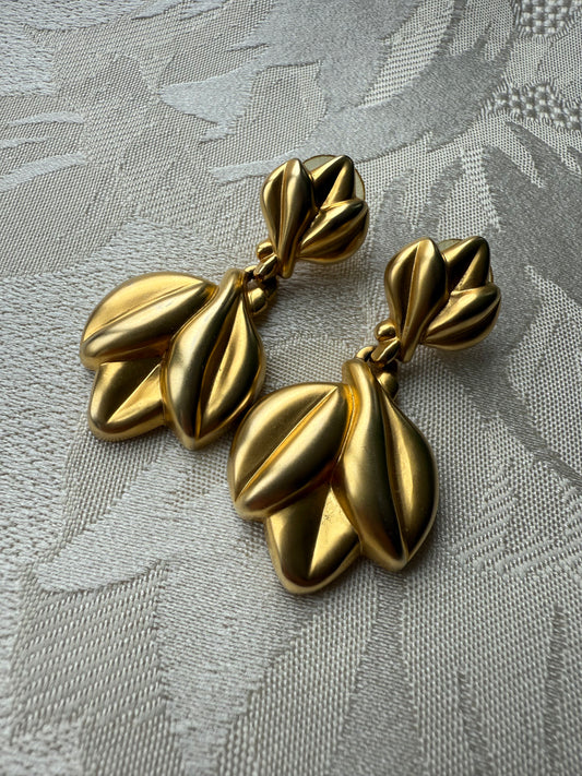 Boucles d’oreilles vintage dorées pendantes feuilles sculpturales années 80