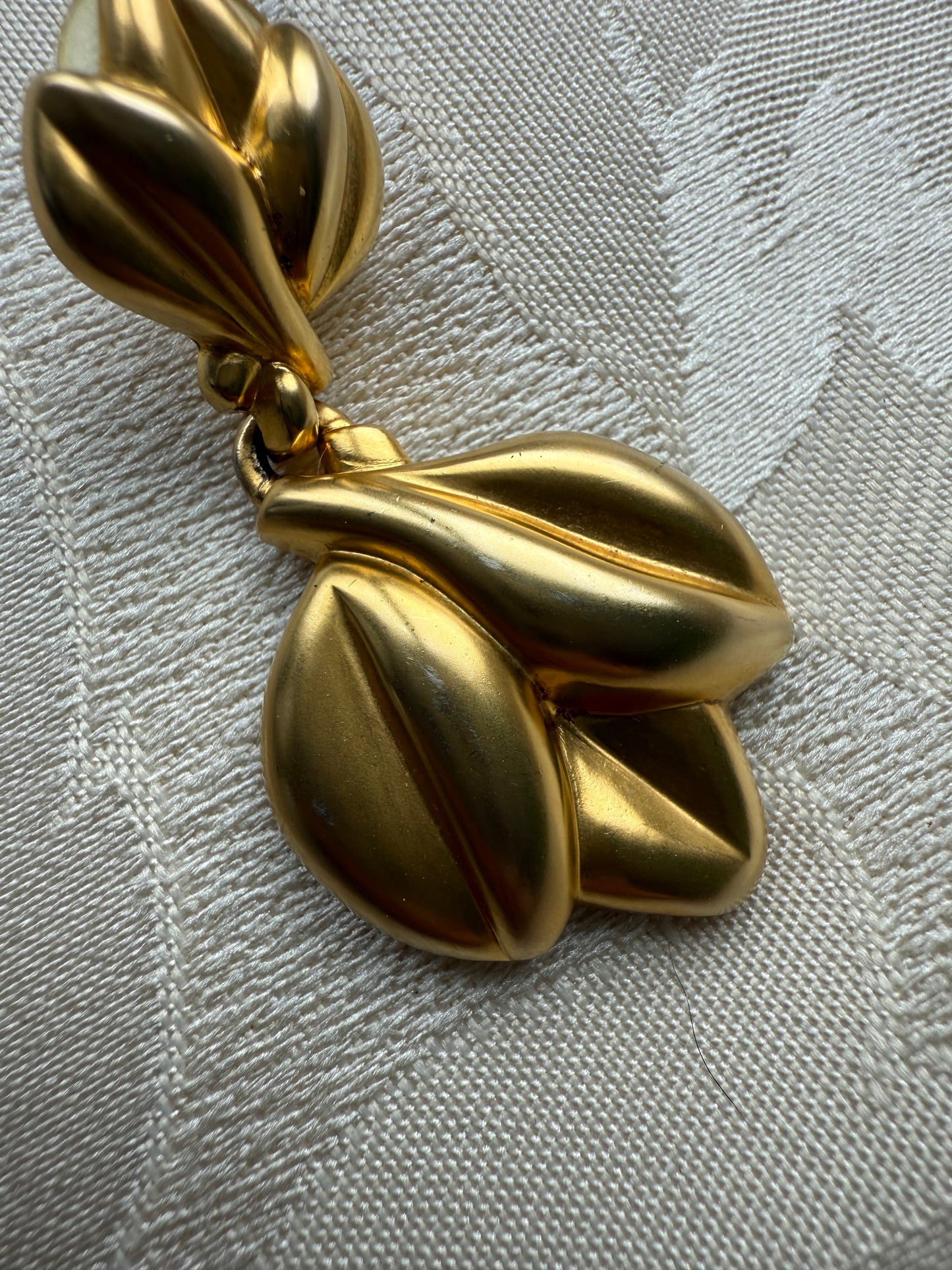 Boucles d’oreilles vintage dorées pendantes feuilles sculpturales années 80