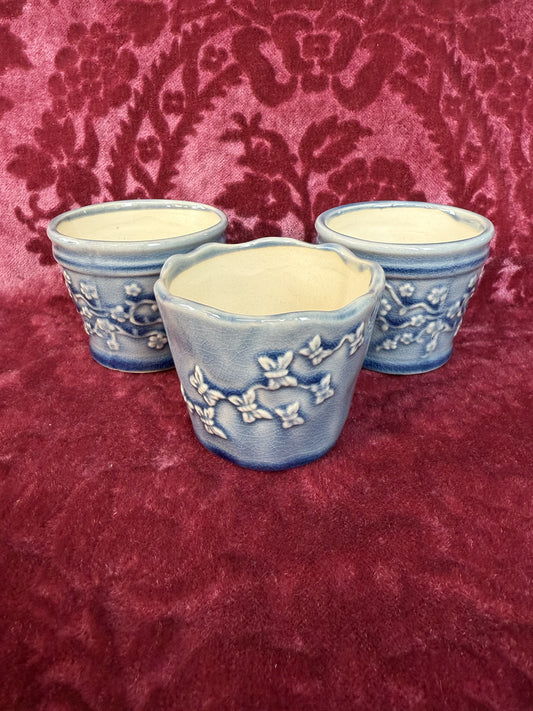Trois petit pots de fleurs en grès émaillé