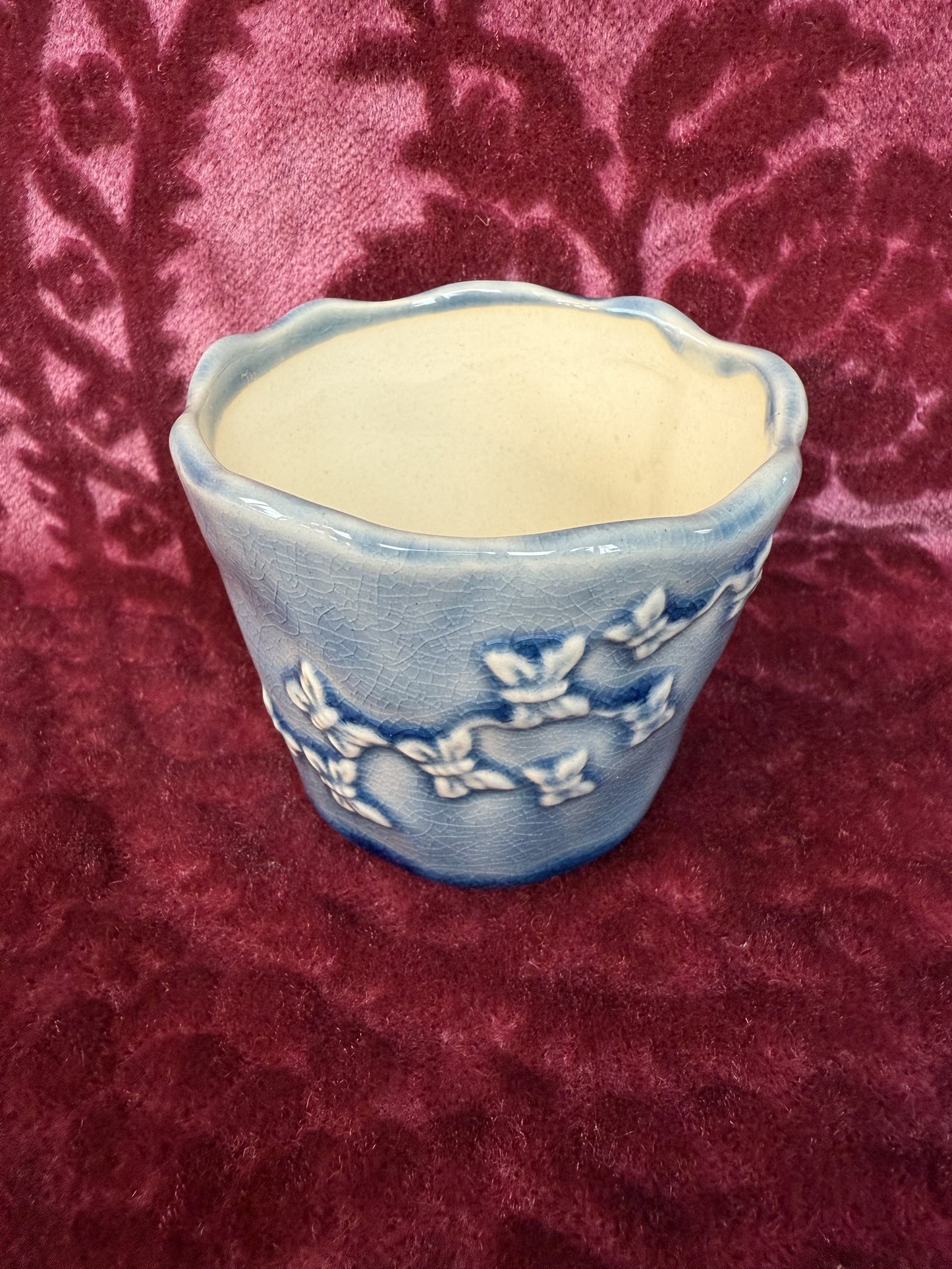 Trois petit pots de fleurs en grès émaillé