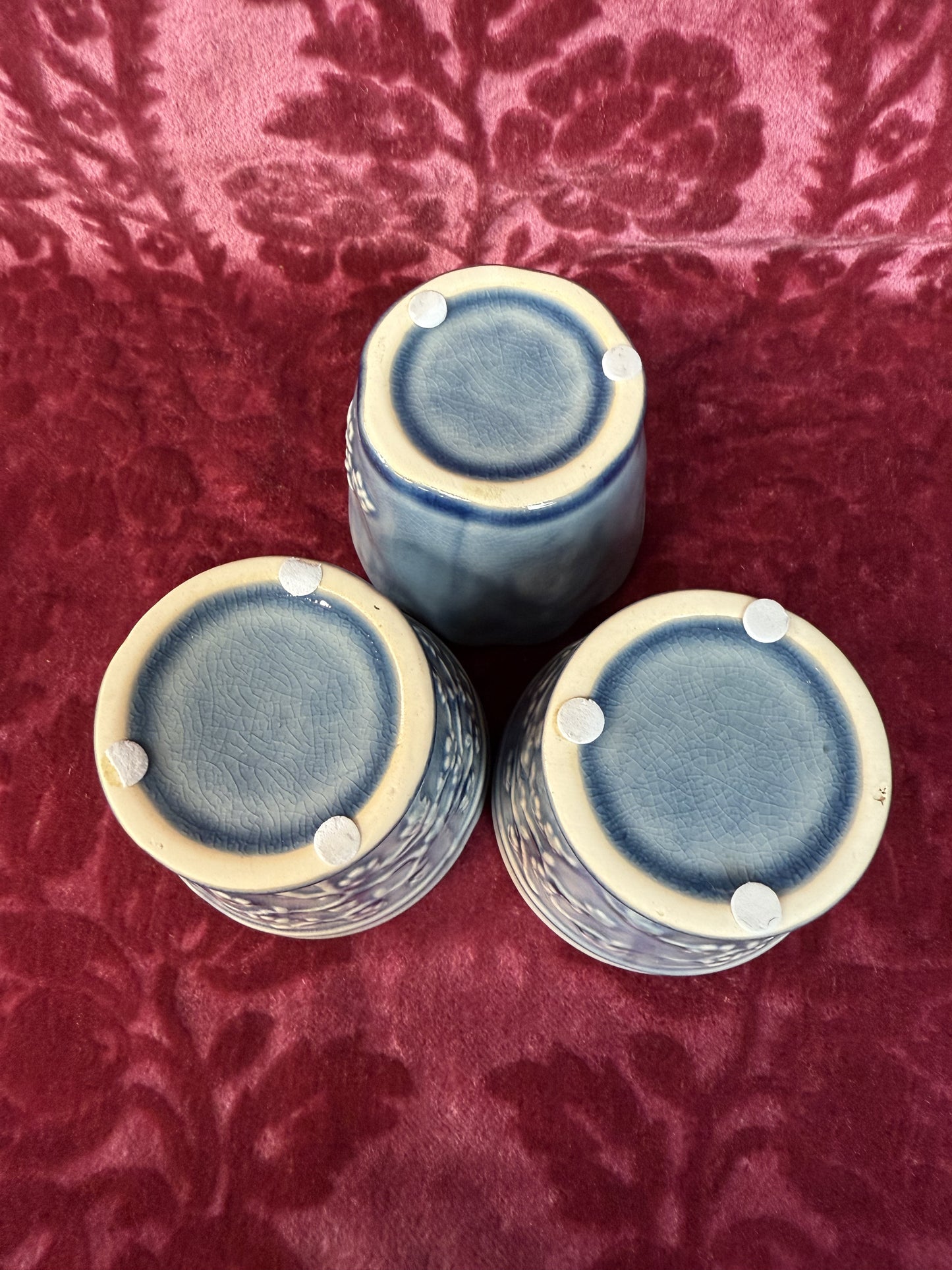 Trois petit pots de fleurs en grès émaillé