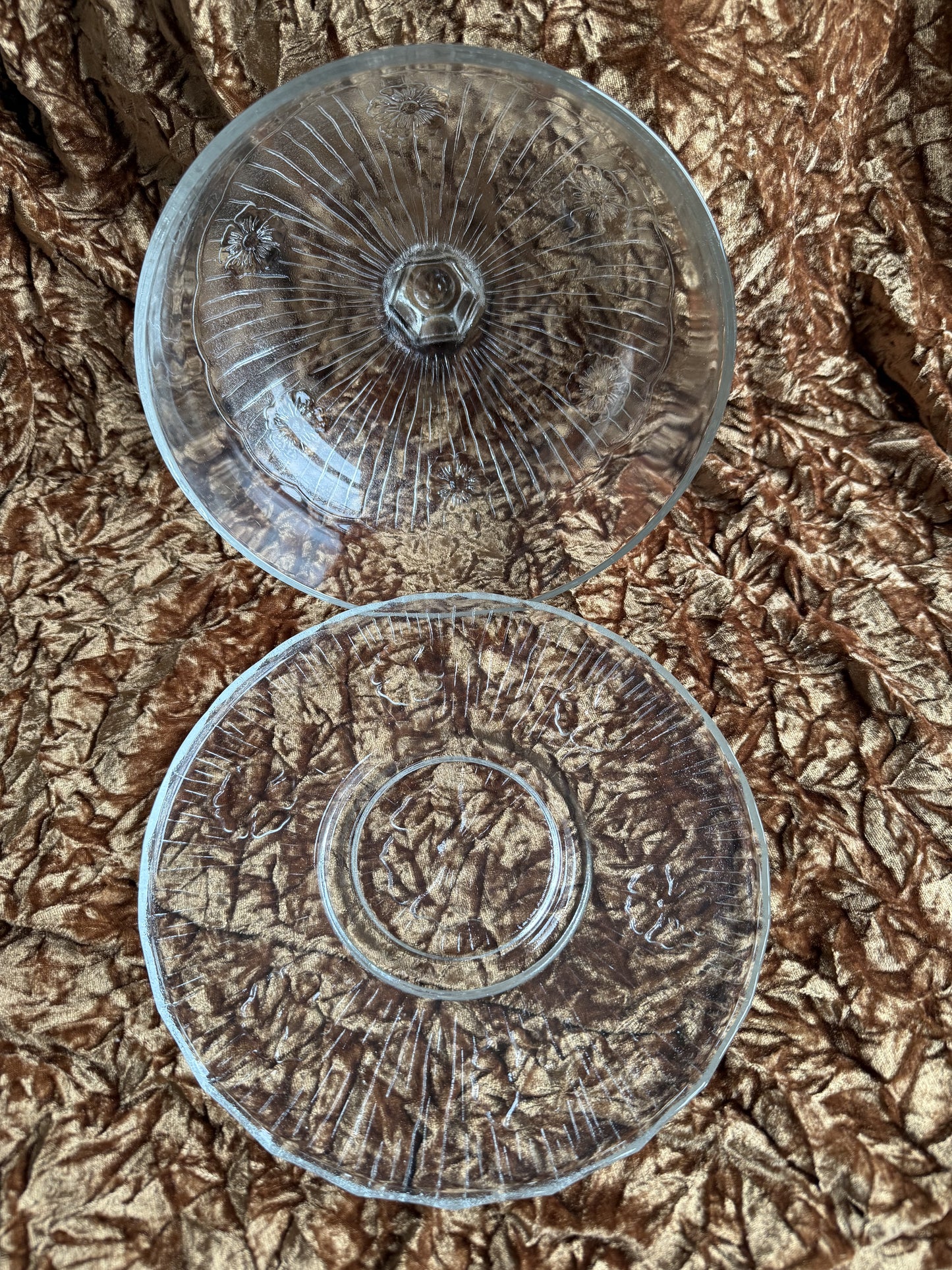 Cloche à gâteaux fleurie en verre