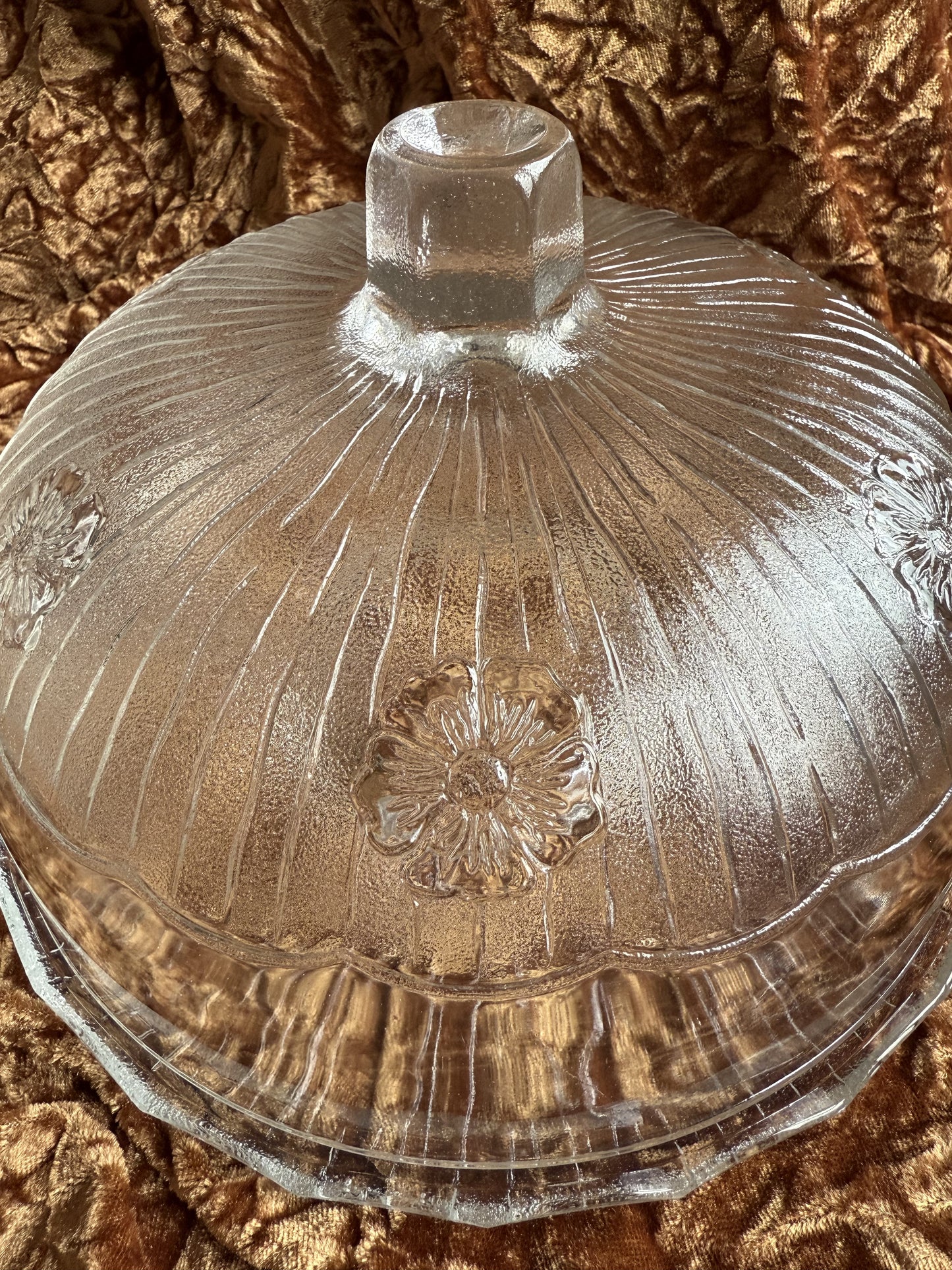 Cloche à gâteaux fleurie en verre