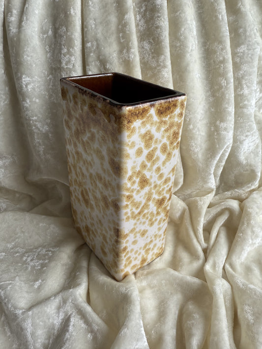 Vase rectangle moucheté en céramique