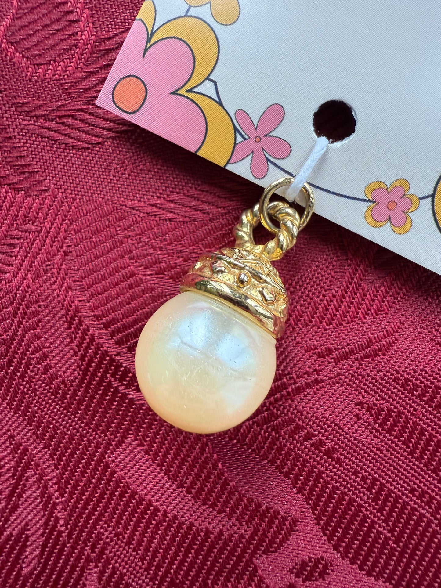 Pendentif doré avec perle nacrée