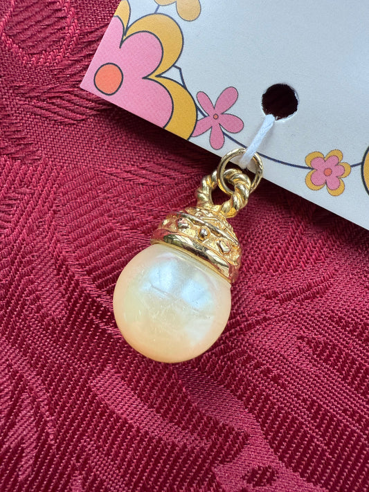 Pendentif doré avec perle nacrée