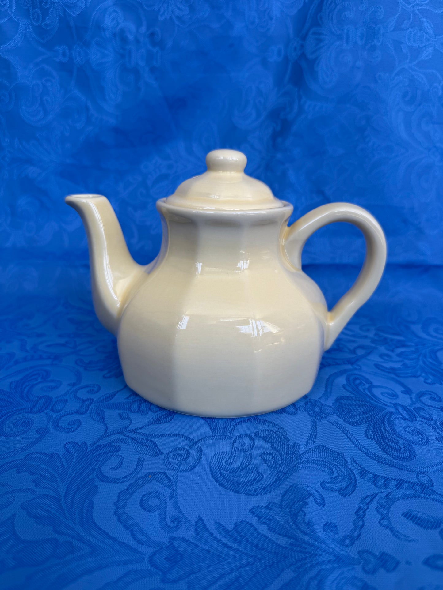 Théière vintage en céramique écrue / jaune clair