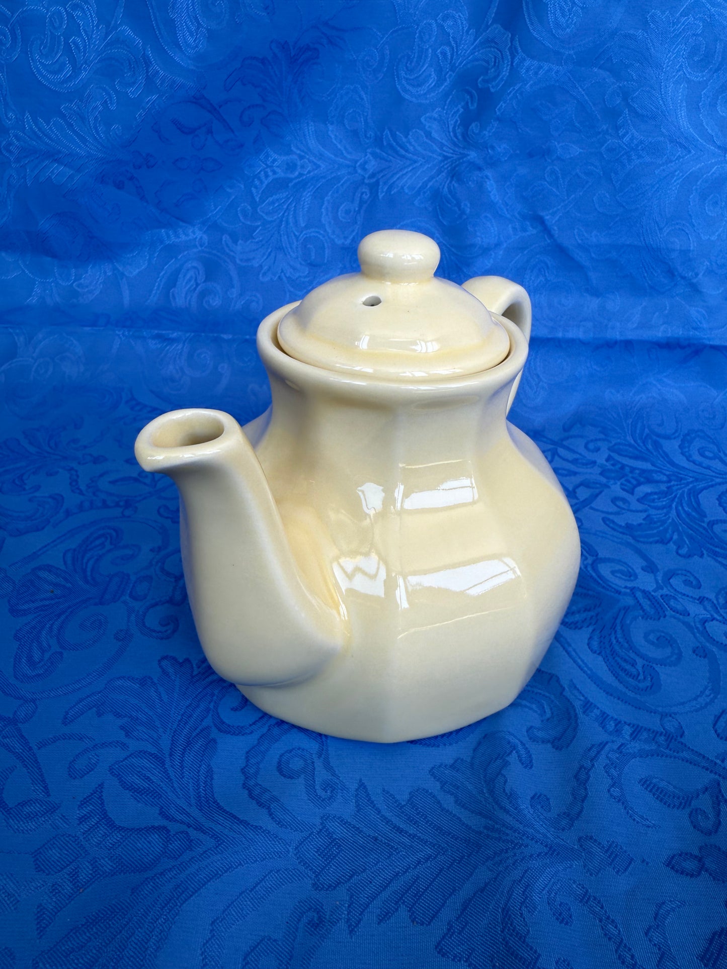 Théière vintage en céramique écrue / jaune clair