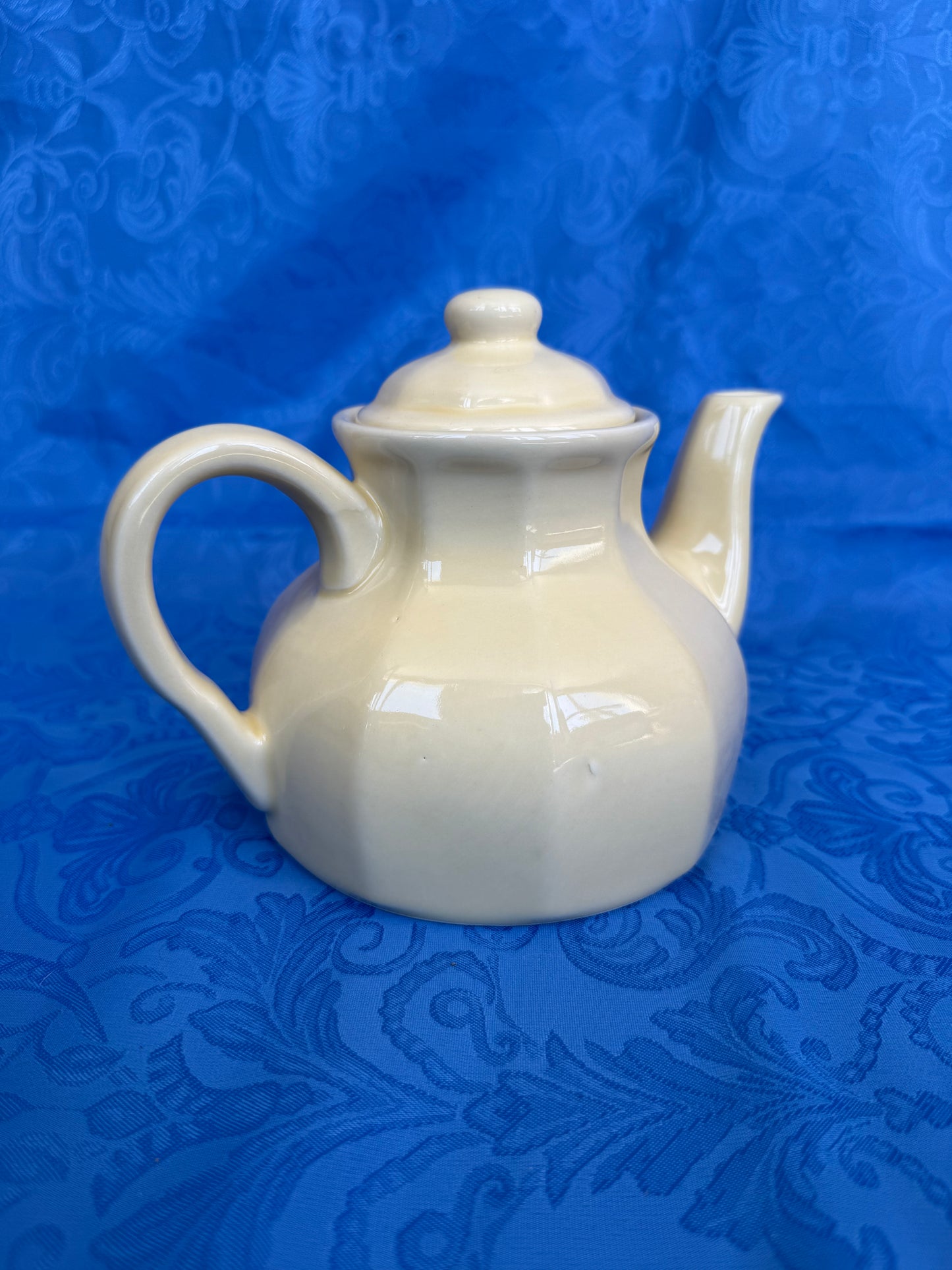 Théière vintage en céramique écrue / jaune clair