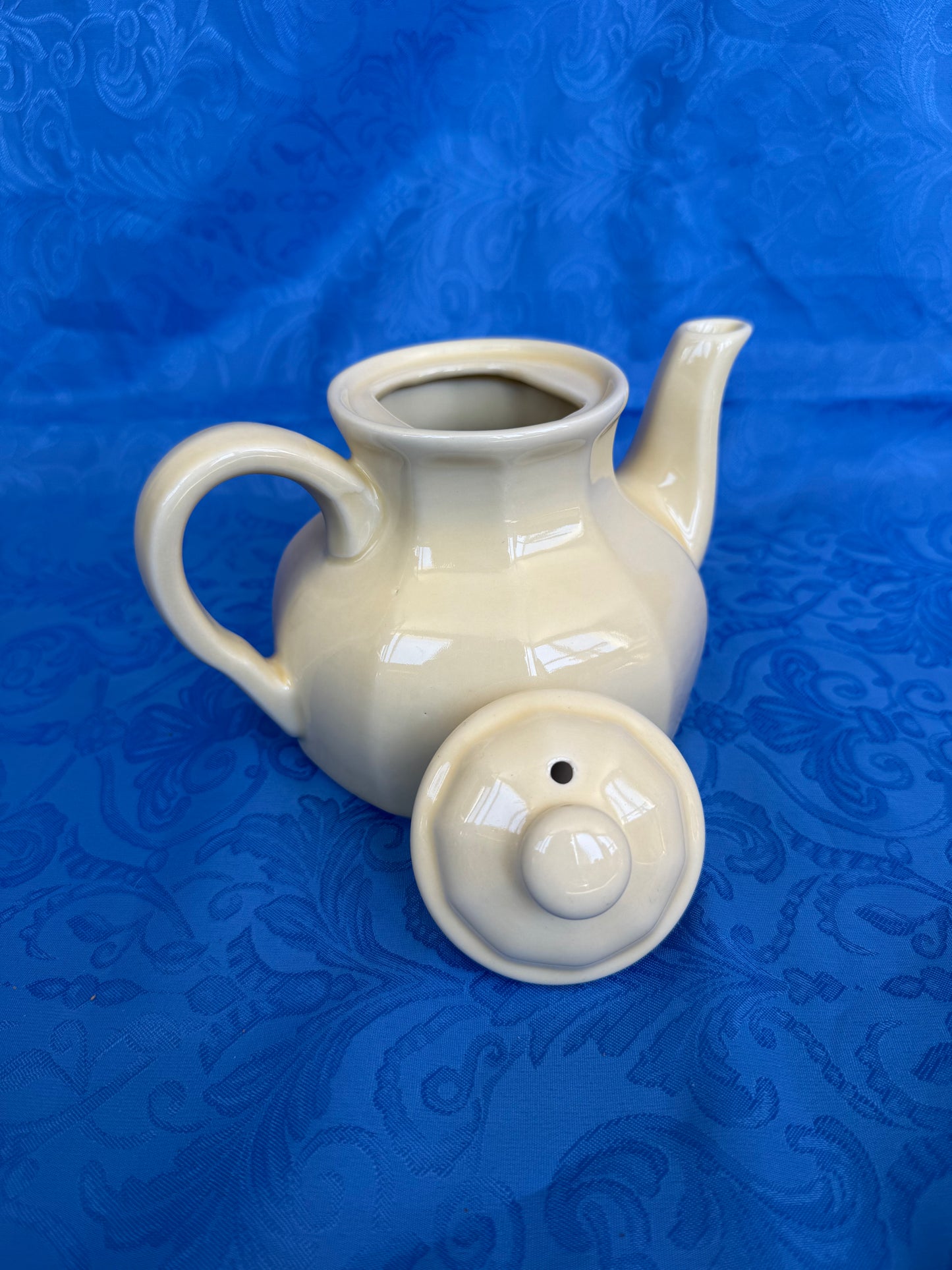 Théière vintage en céramique écrue / jaune clair