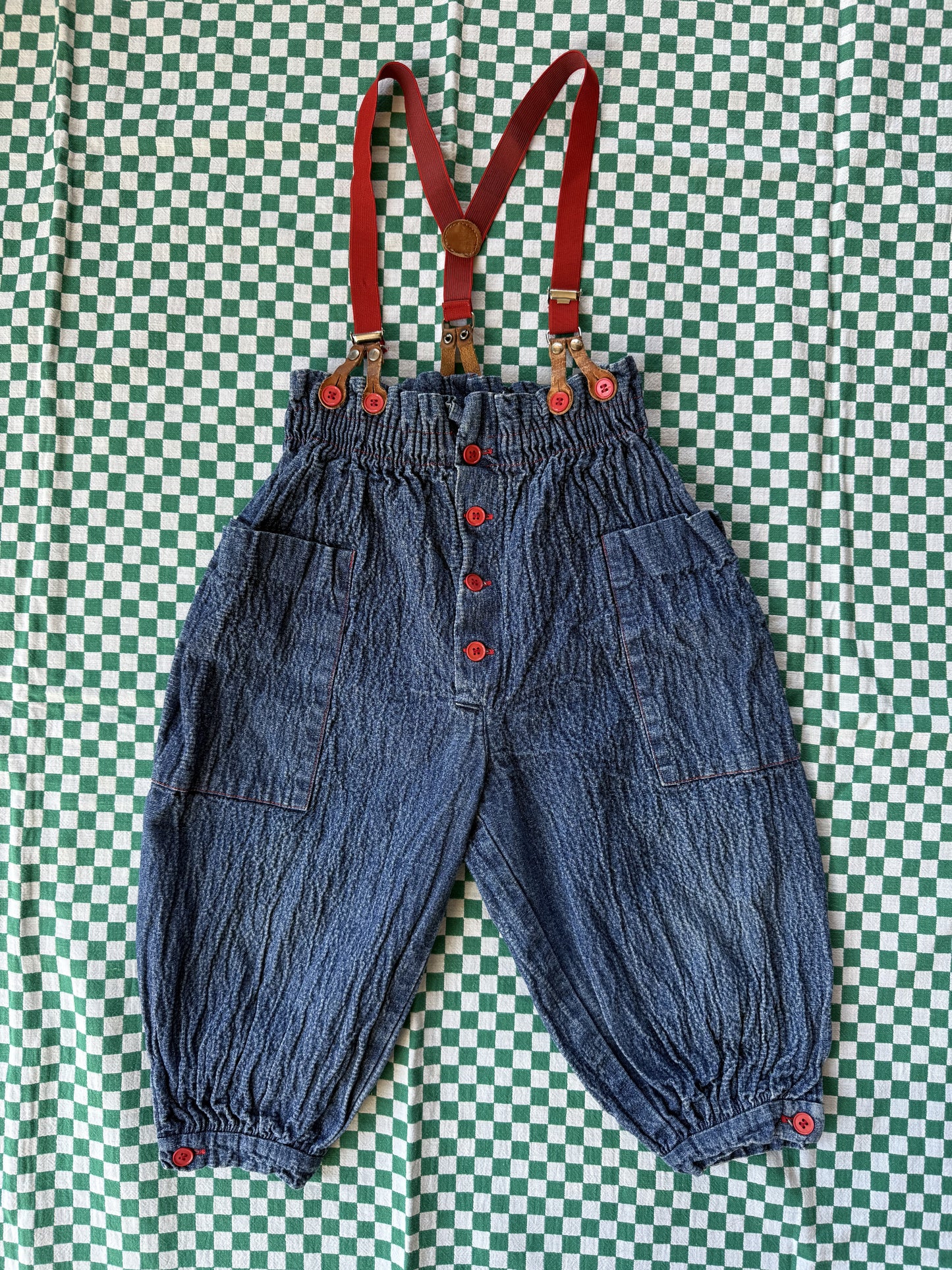 Jeans vintage avec bretelles T.18 mois