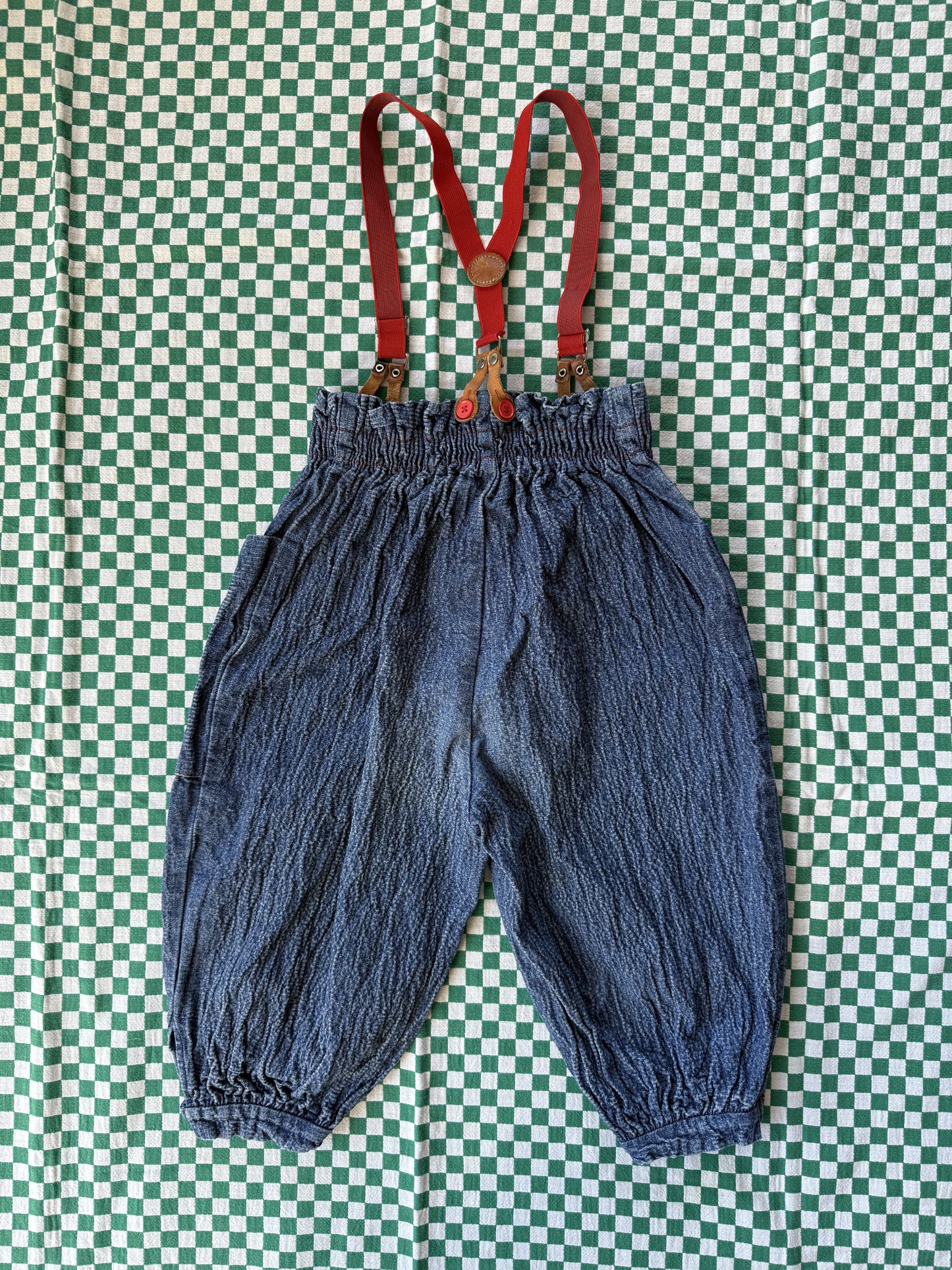 Jeans vintage avec bretelles T.18 mois