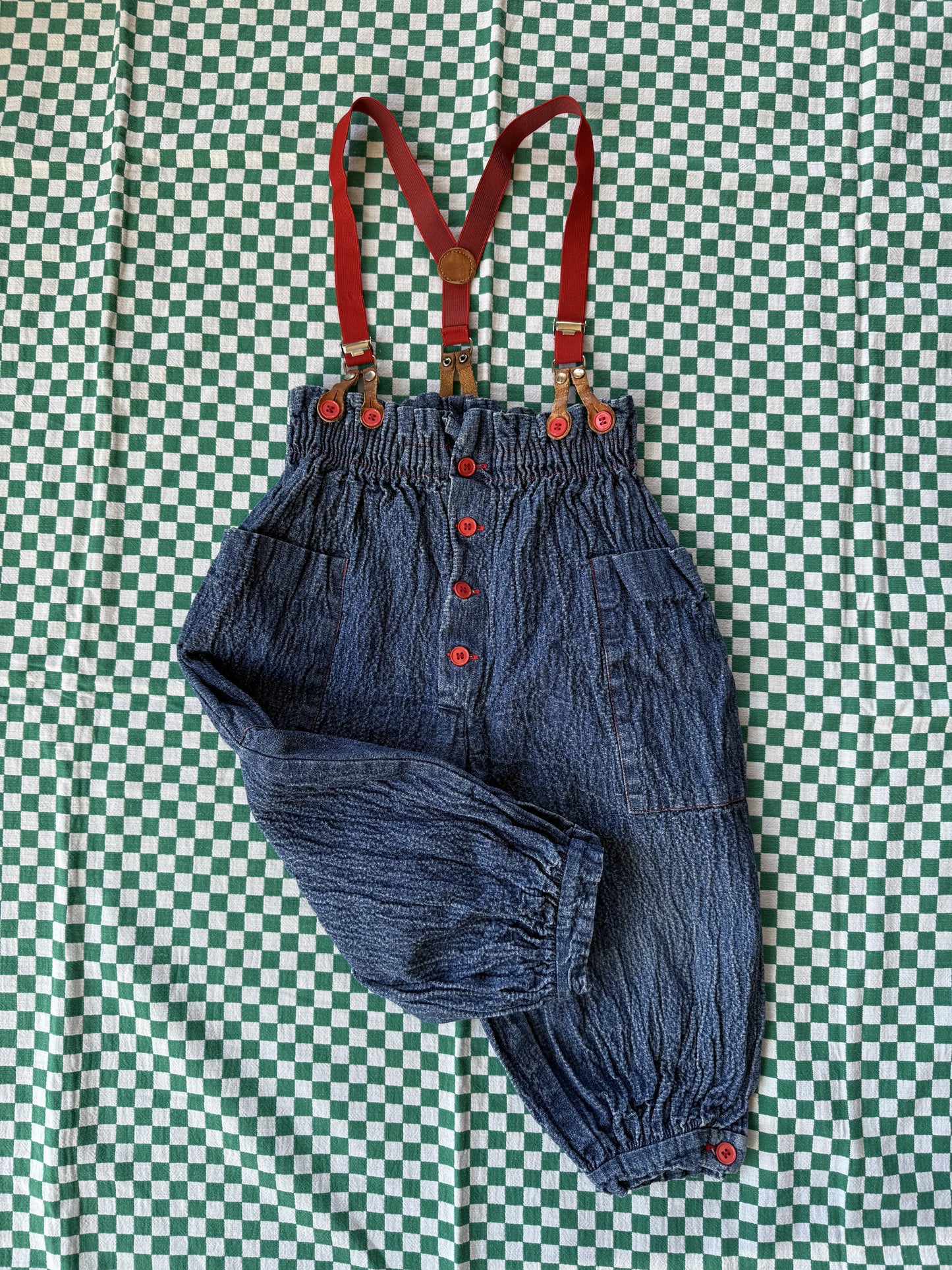 Jeans vintage avec bretelles T.18 mois