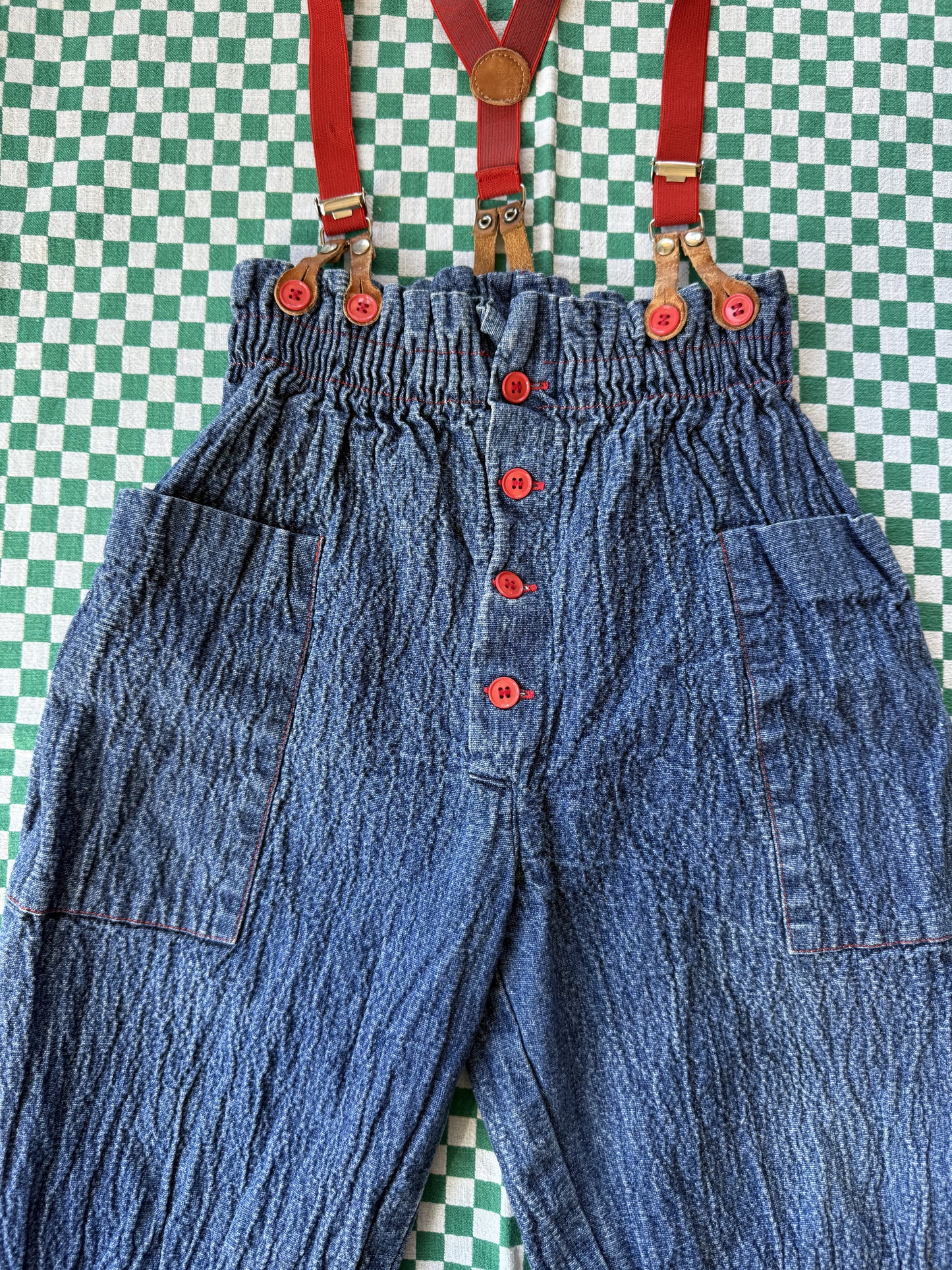 Jeans vintage avec bretelles T.18 mois