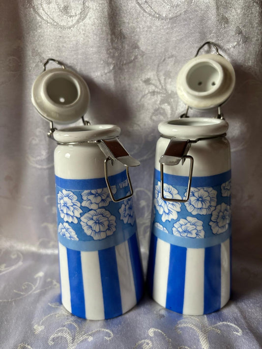 Duo salière et poivrière en céramique rayures et fleurs bleues et blanches DL