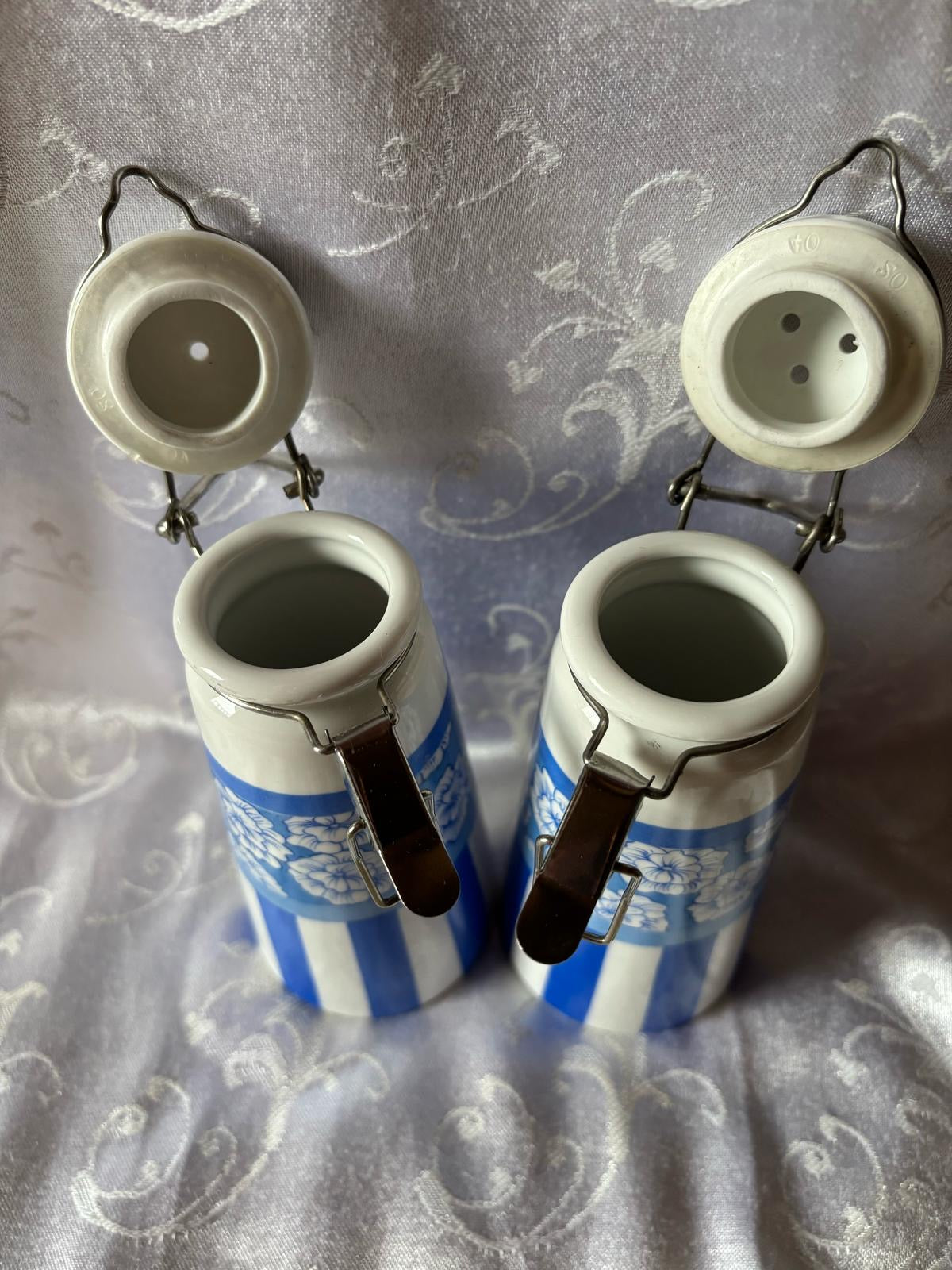 Duo salière et poivrière en céramique rayures et fleurs bleues et blanches DL