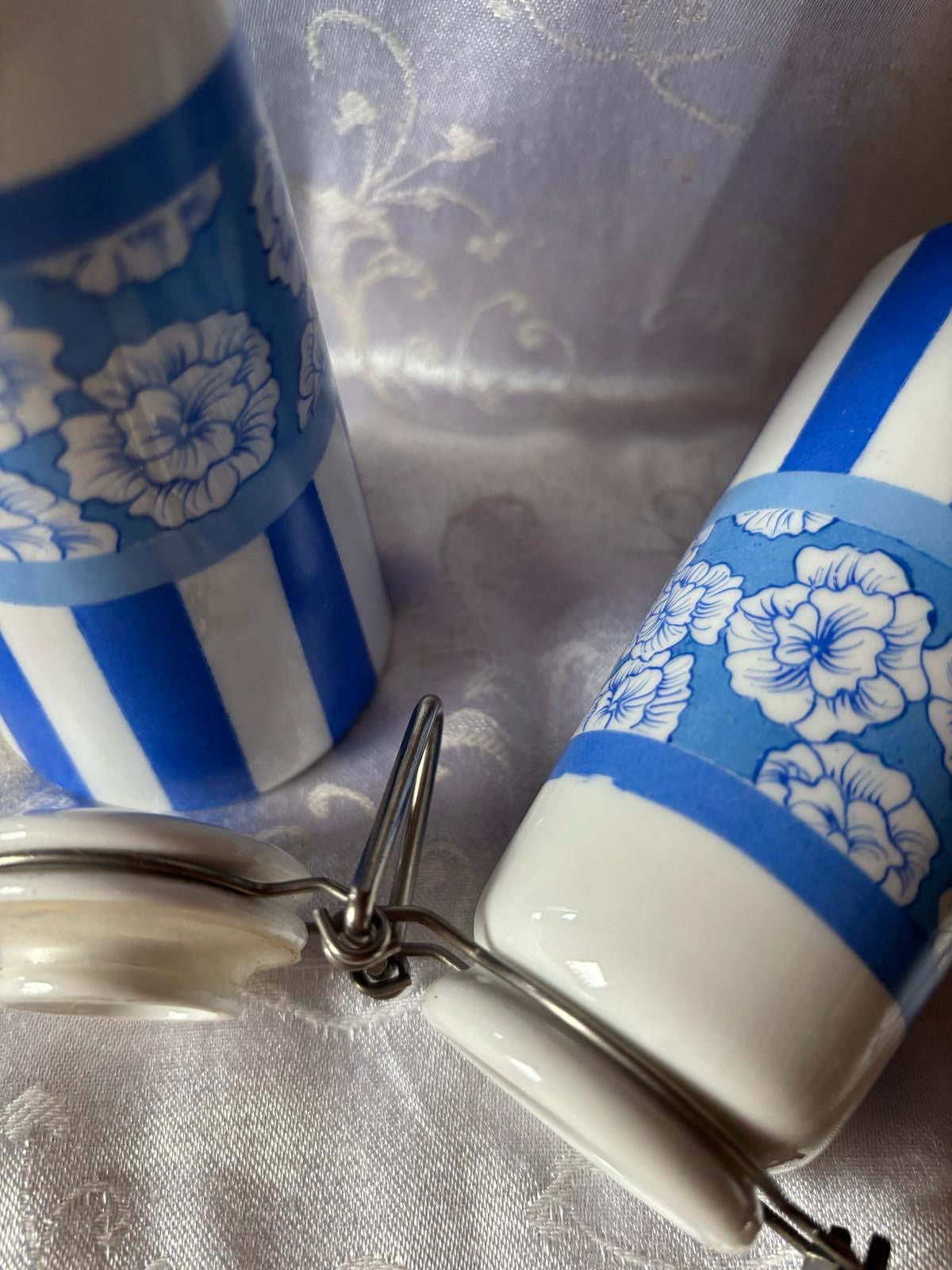 Duo salière et poivrière en céramique rayures et fleurs bleues et blanches DL