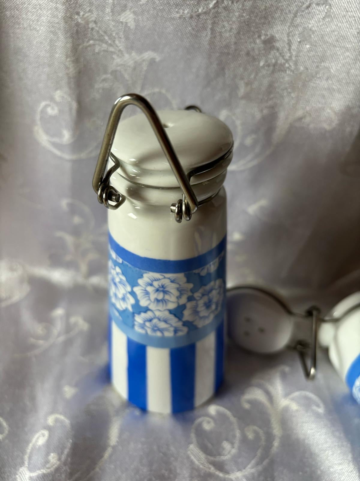 Duo salière et poivrière en céramique rayures et fleurs bleues et blanches DL